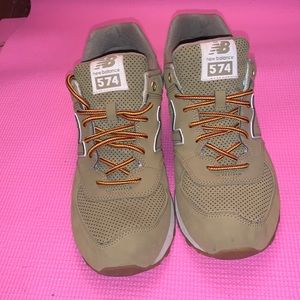 Tan New Balnace 574 sneakers